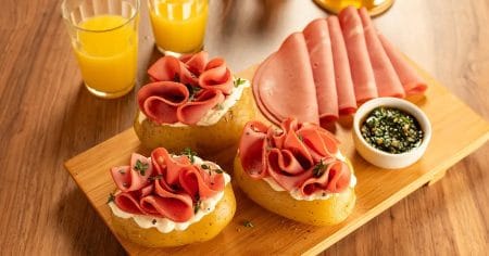 Batata Recheada com Creme de Queijo e Mortadela