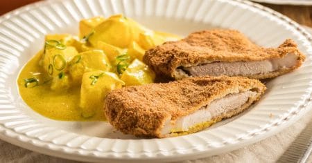 Bife de Lombo Empanado com Salada de Batata ao Curry
