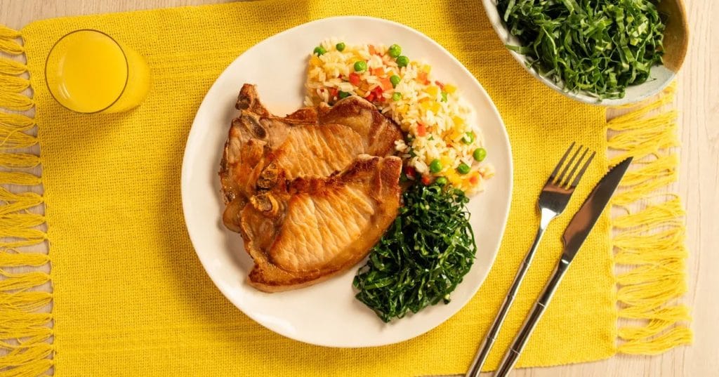 Bisteca ao Molho de Limão e Alho Poró, Arroz Primavera e Couve