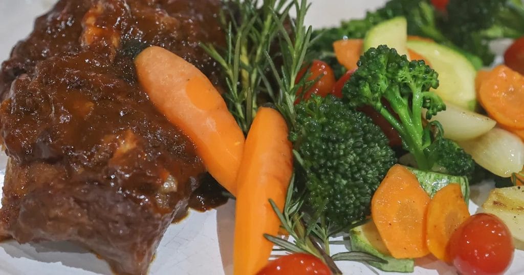 Costela ao Molho Barbecue com Legumes na Manteiga