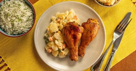 Coxa de Frango Assada com Arroz com Salsinha e Salada de Maionese