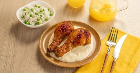 Coxa de Frango Assada com Molho de Queijo e Arroz com Ervilha