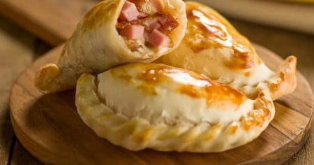 Empanada de Presunto com Mussarela e Cebola Caramelada