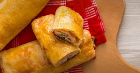 Enroladinho de Presunto e Queijo com Azeitonas