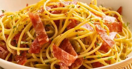 Espaguete Mediterrâneo com Salame Sadia