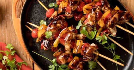 Espetinho de Alcatra Suína e Vegetais com Molho Oriental