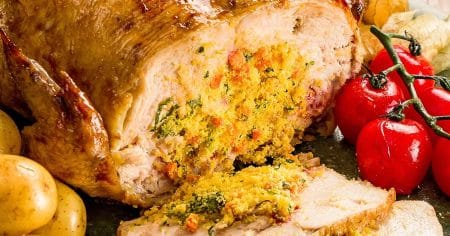 Frango Recheado de Farofa e Legumes Assados