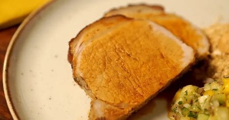Lombo Temperado com Vinagrete e Farofa