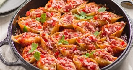 Massa Tipo Conchiglione de Mortadela, Mussarela e Tomate