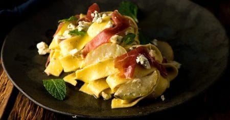 Massa com Presunto Cru, Pêra Caramelizada e Gorgonzola