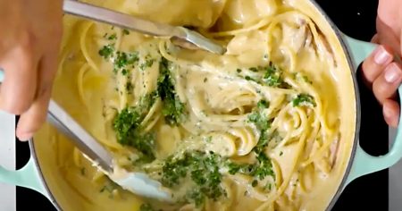 Massa de Macarrão (fettucine) com Queijo Parmesão e Manteiga com Linguiça (espaguete Alfredo)