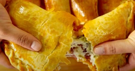 Mini Calzone de Linguiça Tipo Calabresa e Catupiry