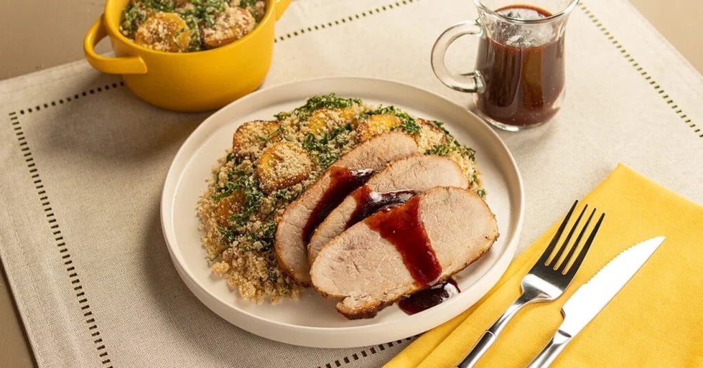 Pernil Suíno Assado ao Molho Madeira com Farofa de Mandioca com Couve e Banana-da-terra