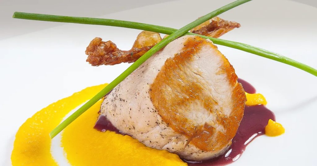 Peru Sadia Recheado com Purê de Cenoura e Molho de Especiarias (roulade de Peru)