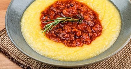 Polenta Cremosa com Molho de Linguiça (ragú)