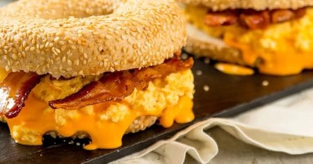 Rosquinha Salgada Recheada com Ovos, Chedar e Bacon