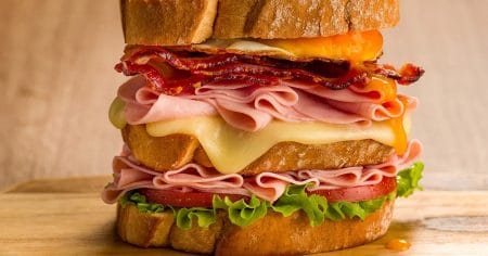 Sanduíche Caprichado de Presunto e Bacon Sadia