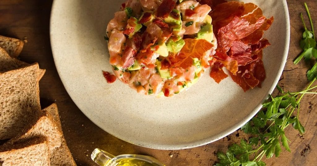 Tartar de Salmão com Presunto Tipo Parma Sadia Speciale Crocante