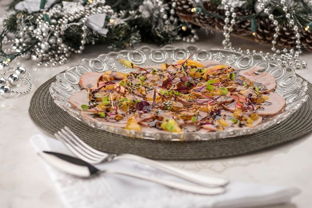 Carpaccio de tender ceia prtica com molho de laranja, minibrotos e reduo de balsmico