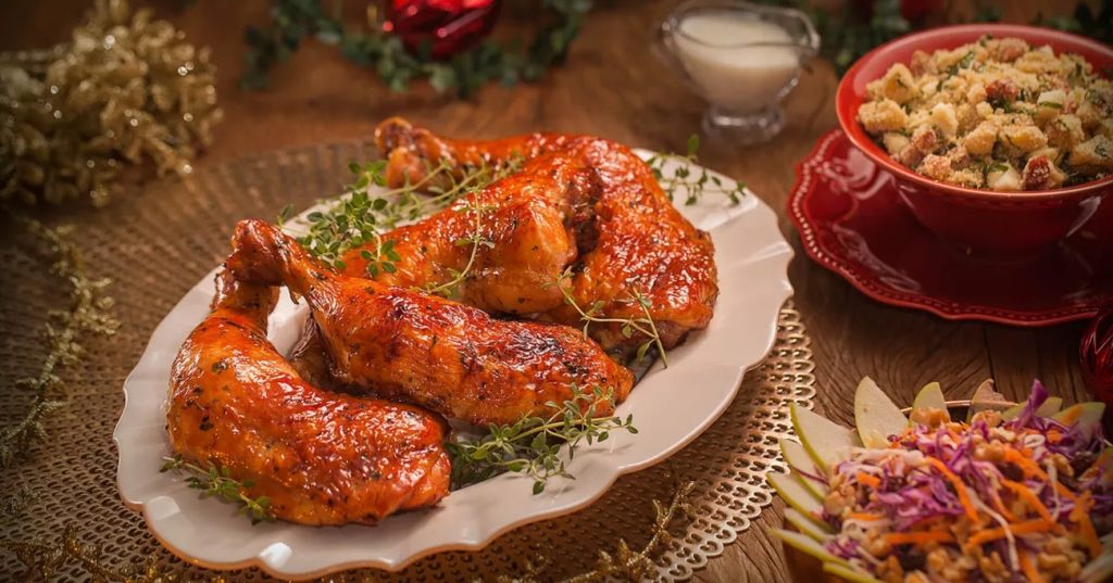 Chester Na Brasa Coxa e Sobrecoxa com Farofa de Banana com Couve e Salada de Repolho Natalina