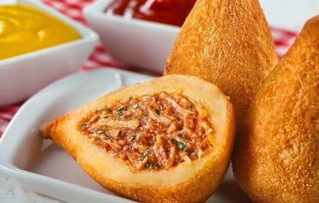Coxinha de pernil desfiado