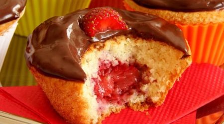 Muffins com Morango e Cobertura de Chocolate