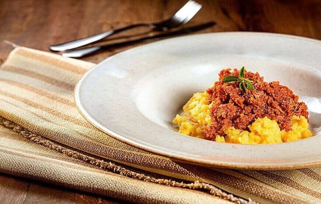 Ragu (carne cozida) de Linguiça de Pernil Frimesa com polenta cremosa