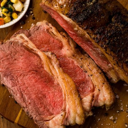 Receita de Ancho com chimichurri na brasa acompanhado de salada de legumes, milho e espinafre
