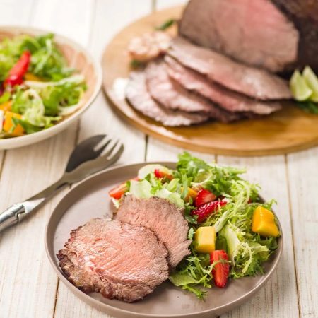 Receita de Baby Beef Assado com Alho e Salada Primavera