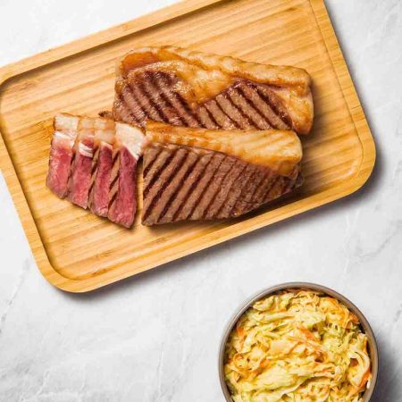 Receita de Bife Chorizo Wagyu na brasa com salada coleslaw