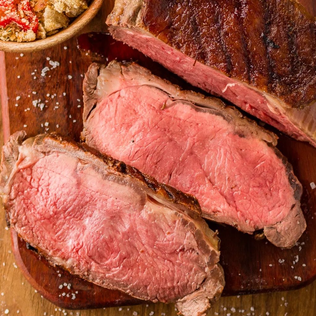 Receita de Bife de chorizo na brasa com farofa de pão de alho e pimenta