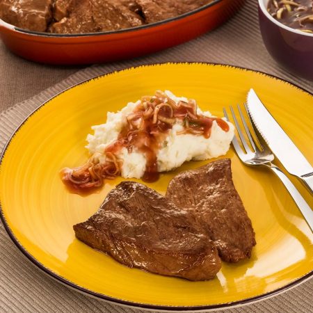 Receita de Bife de Filé Mignon ao Vinho e Purê de Cará