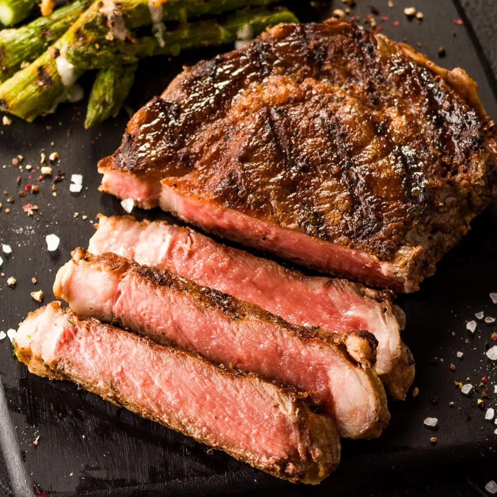 Receita de Chorizo na brasa com aspargos, cebola crispy e molho de alho defumado