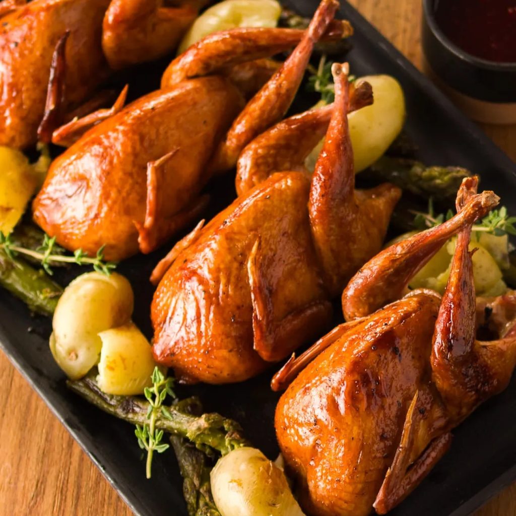 Receita de Codorna assada com batatas e aspargos servido com molho de amora