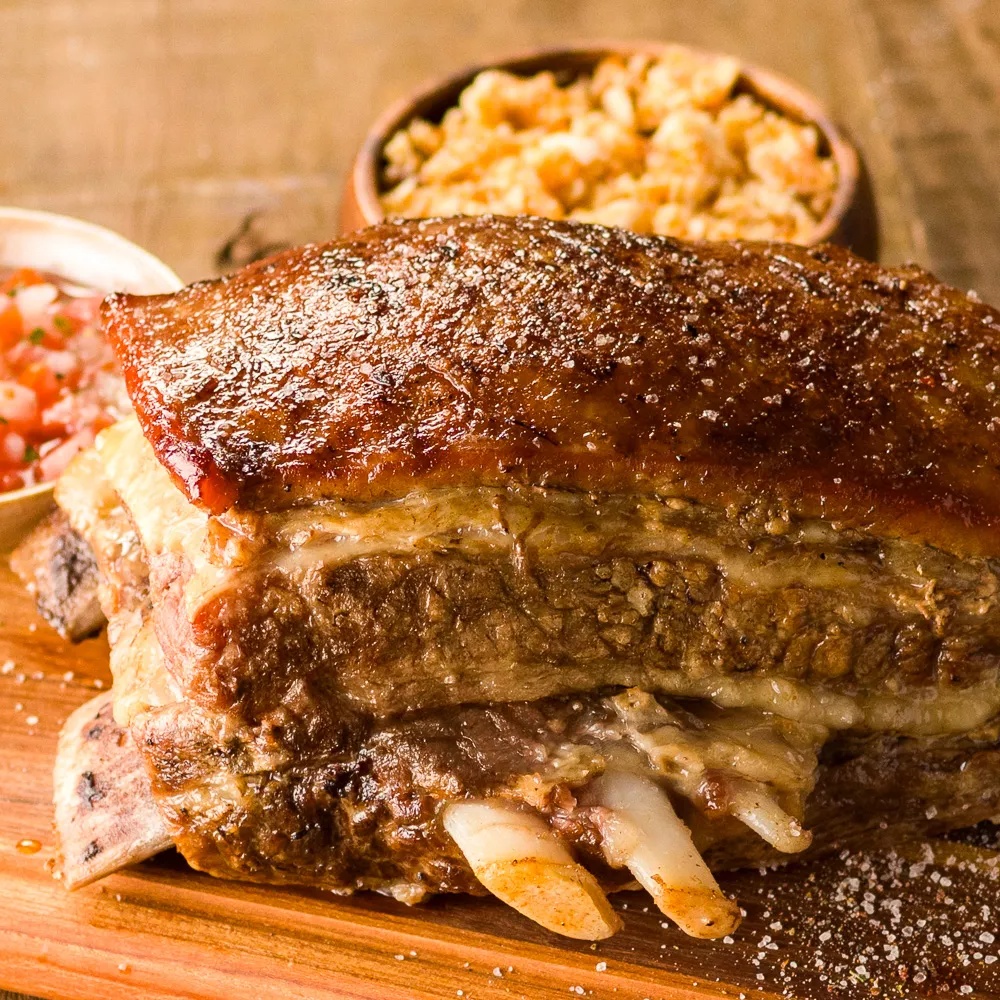 Receita de Costela no bafo acompanhada de vinagrete e farofa de ovos