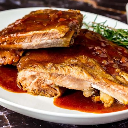 Receita de Costela Suína ao Vinho Tinto com Purê de Mandioca