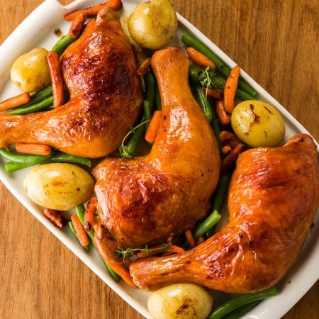 Receita de Coxa com Sobrecoxa assada com batata bolinha, vagem e cenoura baby