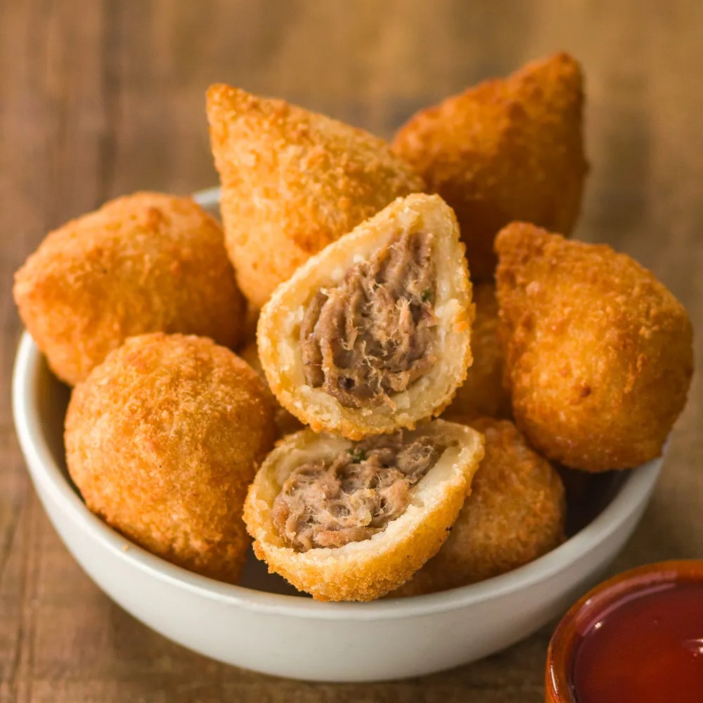 Receita de Coxinha de costela com mandioca acompanhada de molho barbecue