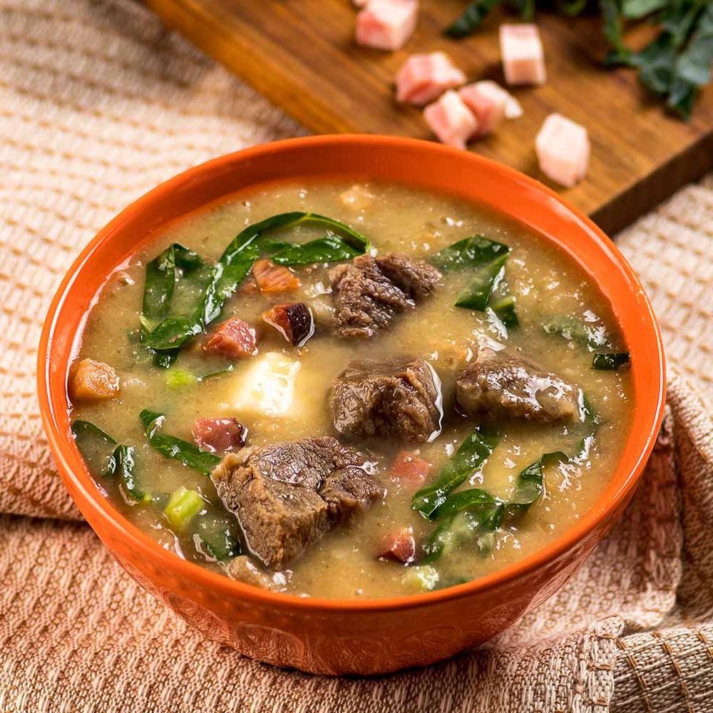 Receita de Creme de Mandioca com Costela, Bacon e Couve