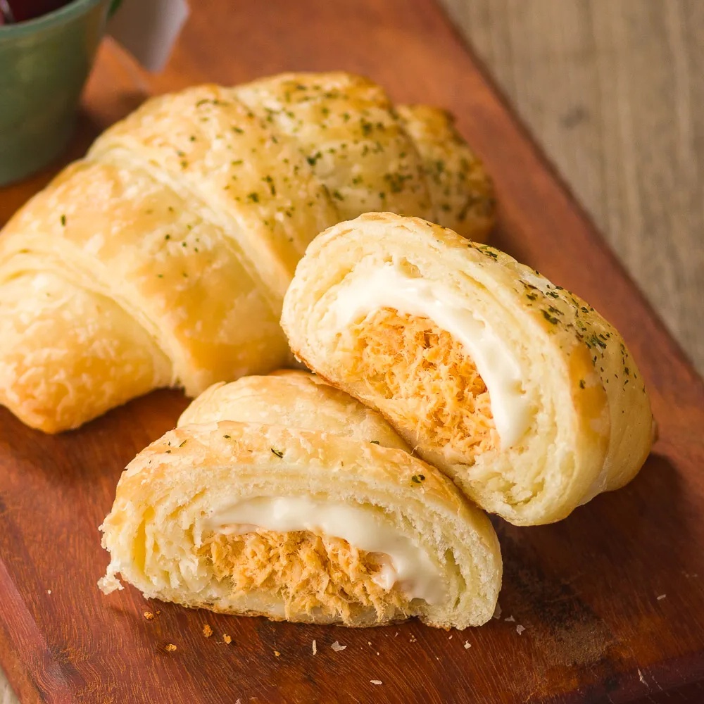 Receita de Croissant de frango com requeijão acompanhado de chá de hibisco
