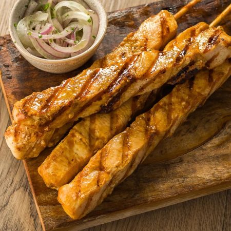 Receita de Espetinho de Frango com Salada de Cebola com Chimichurri