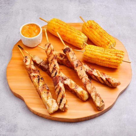 Receita de Espetinhos de Frango e Bacon com espigas de milho