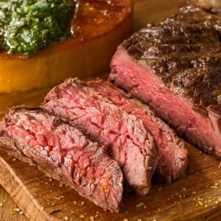 Receita de Fraldinha na brasa servido com provoleta e pesto de espinafre