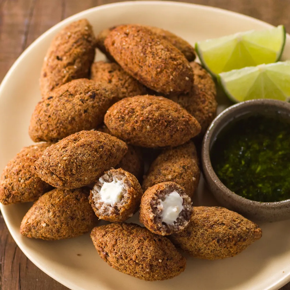 Receita de Kibe com requeijão acompanhado de molho de hortelã