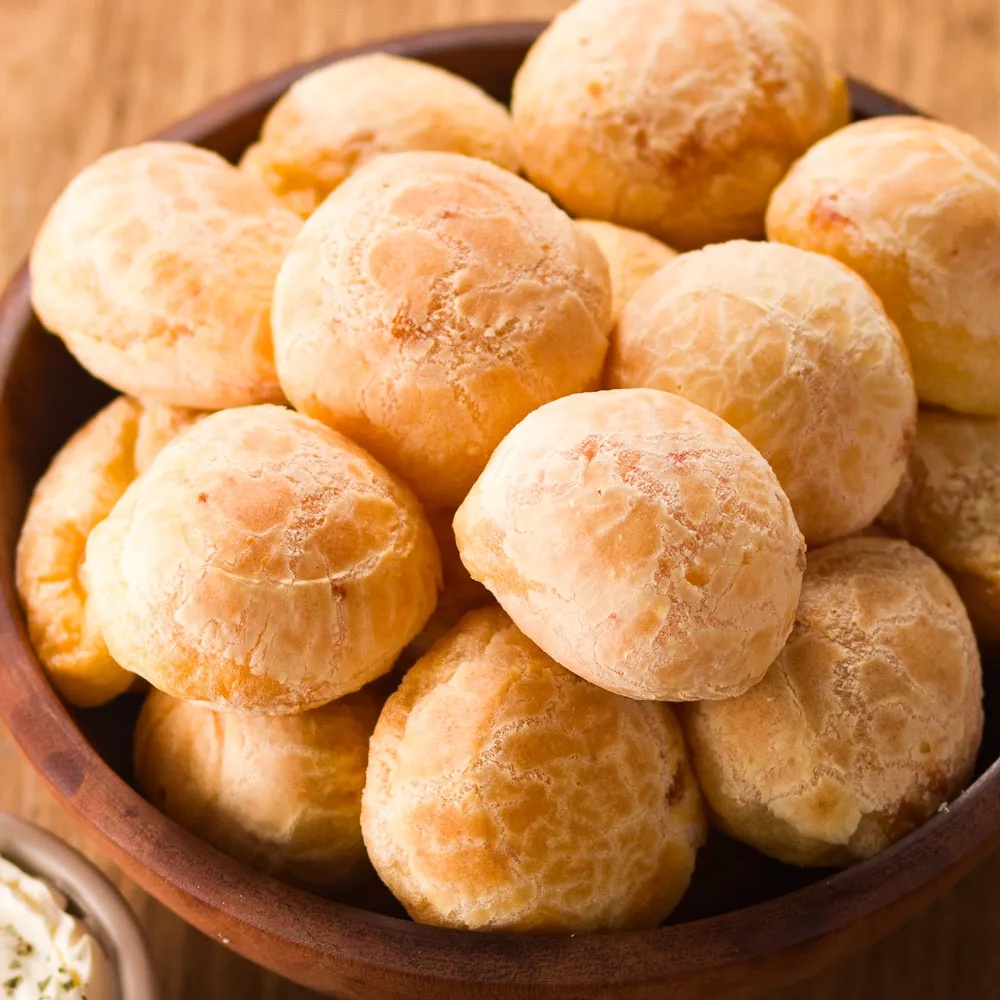 Receita de Pão de queijo acompanhado de cream cheese de ervas