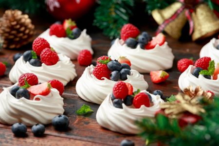 Receita de Pavlova Natalina com Iogurte e Frutas Vermelhas
