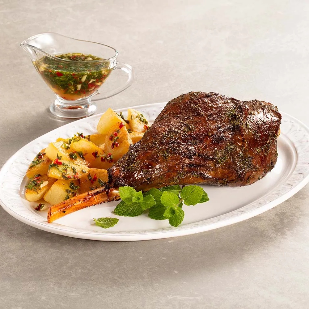Receita de Pernil de Cordeiro Temperado Swift com batatas assadas e molho de hortelã
