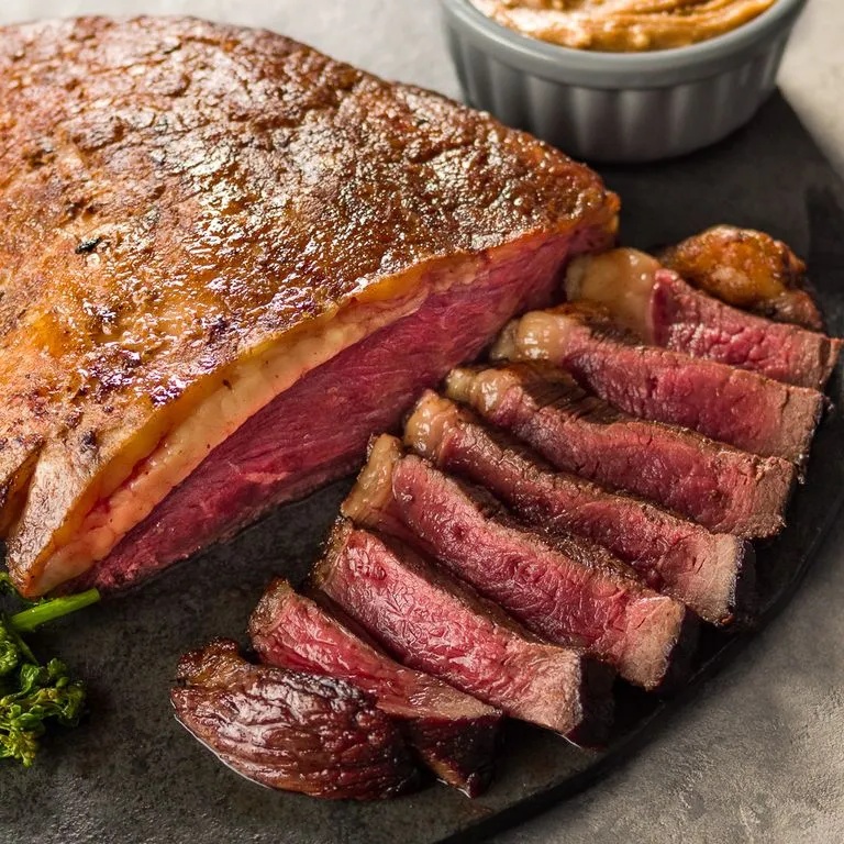 Receita de Picanha uruguaia com brócolis na brasa e molho satay