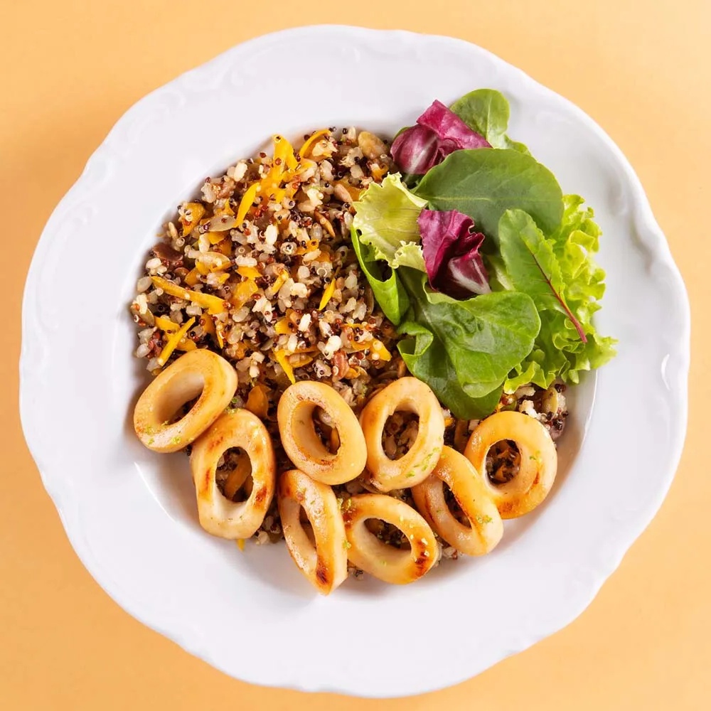 Receita de Salada de Lula Grelhada com Grãos e Sementes