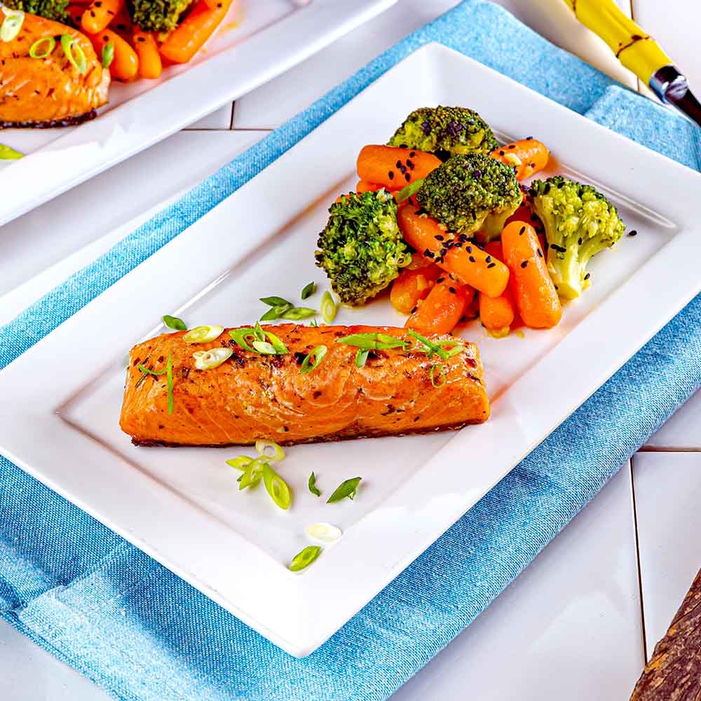 Receita de Salmão em Pedaços com Chimichurri e Mix de Legumes